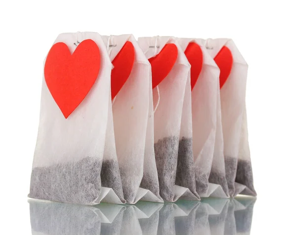 Buste da tè con etichette bianche a forma di cuore isolate su bianco — Foto Stock