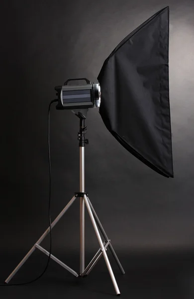 Studio blixt med soft-box på svart studio bakgrund — Stockfoto