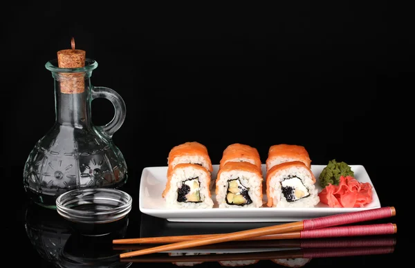 美味卷用筷子和酱油上孤立送达白板 — 图库照片