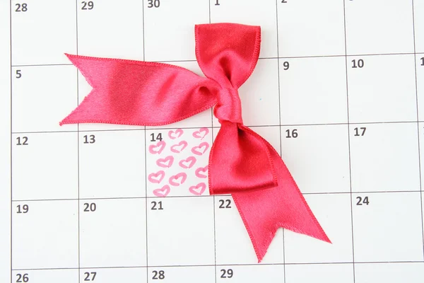 Página del calendario con corazones y arco en el día de San Valentín —  Fotos de Stock
