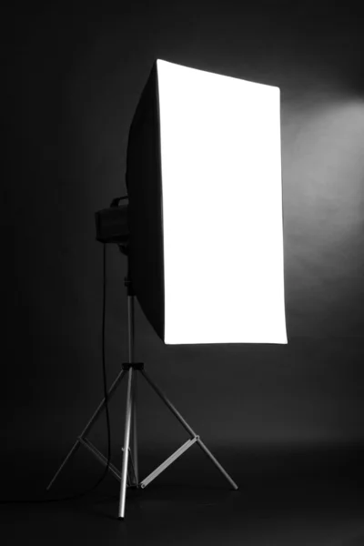 Studio flash z soft-box na tle czarnego studio — Zdjęcie stockowe