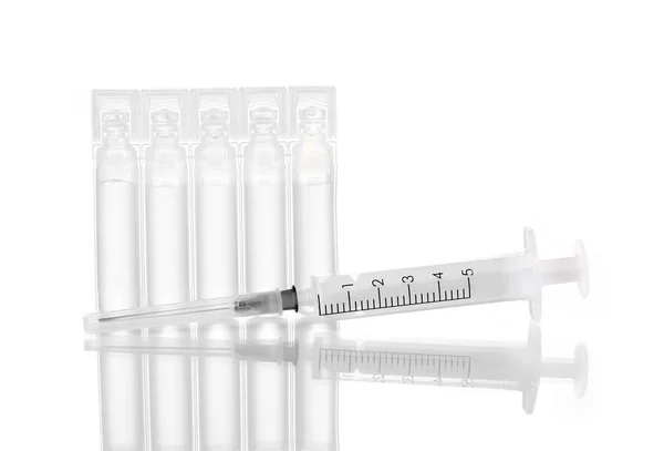 Syringe and medical ampoules isolated on white — Stockfoto
