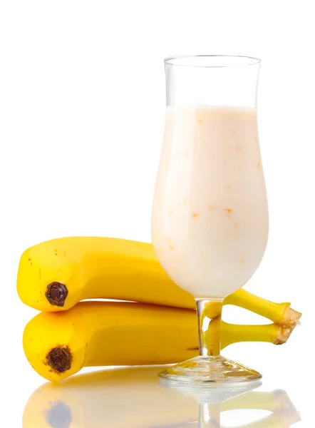 Kilka bananów i koktajl mleko na białym tle — Zdjęcie stockowe