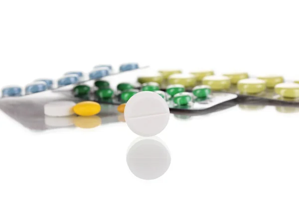 Tabletter isolerade på vita — Stockfoto