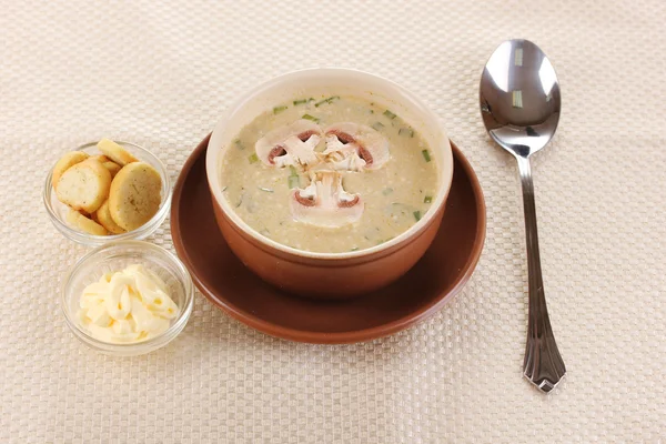 Вкусный суп на бежевой скатерти — стоковое фото