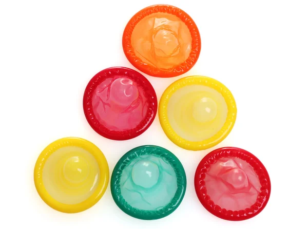 Fargerike kondomer isolert på hvitt – stockfoto
