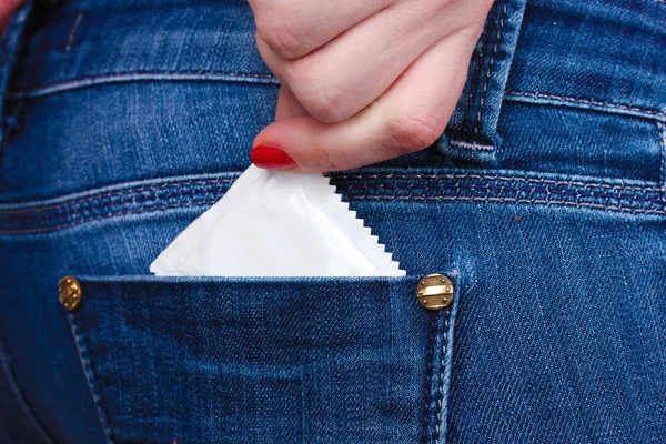 Condoom in de zak van blue jeans — Stockfoto