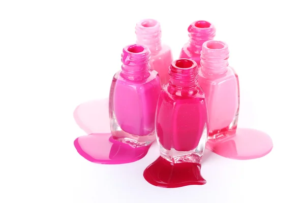 Öppna flaskor med ljusa nagellack isolerad på vit — Stockfoto