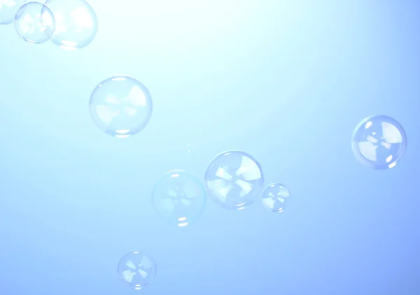 青の背景に石鹸バブル — ストック写真