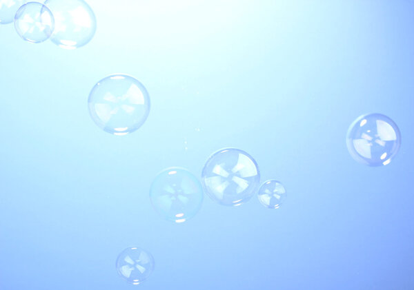 Мыльный пузырь на синем фоне