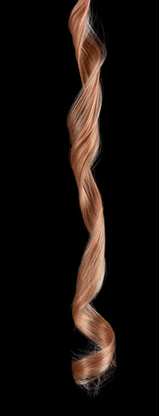 Cheveux blonds bouclés isolés sur fond noir — Photo