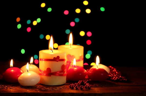 Belles bougies sur table en bois sur fond lumineux — Photo