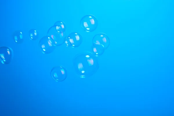 蓝色背景肥皂泡 — 图库照片