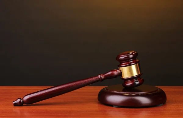 Martelo do juiz sobre mesa de madeira sobre fundo marrom — Fotografia de Stock