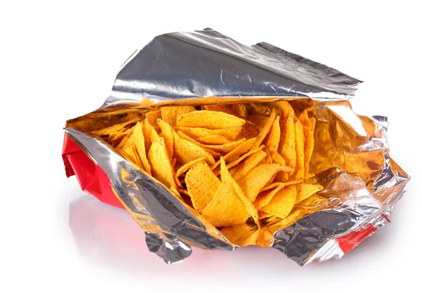Välsmakande potatis chips i påsen isolerad på vit — Stockfoto