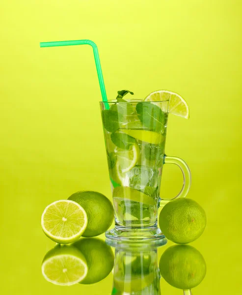 Glas cocktail met limoen en munt op groene achtergrond — Stockfoto