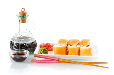 lezzetli rulo ile chopsticks ve soya sosu izole üzerinde beyaz tabakta servis