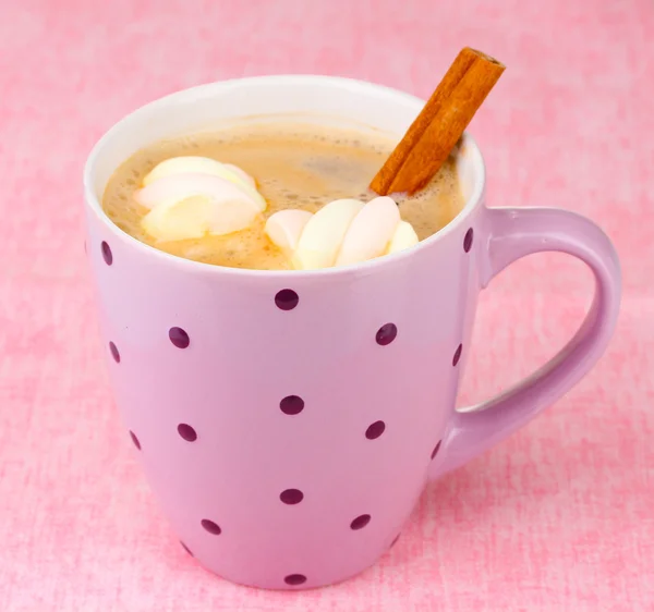 Xícara de cappucino com marshmallows e canela sobre fundo rosa — Fotografia de Stock