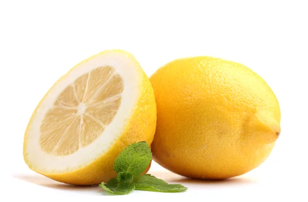 Citron frais à la menthe isolé sur blanc — Photo