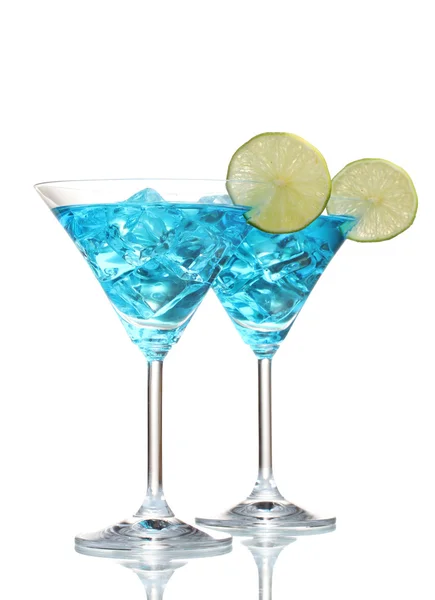 Cocktail blu in bicchieri da martini con ghiaccio isolato su bianco — Foto Stock