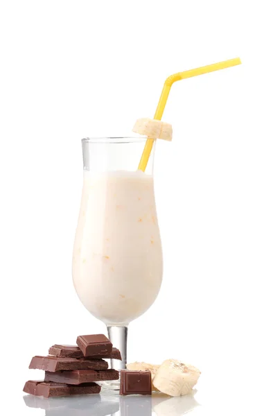 Молочный коктейль с бананами и шоколадом, изолированные на белом — стоковое фото