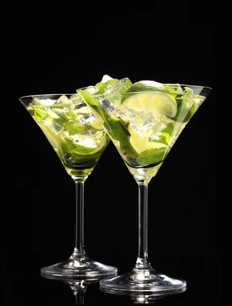 Bicchieri di cocktail con lime e menta su sfondo nero — Foto Stock