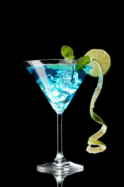 Cocktail blu in vetro su sfondo nero — Foto Stock