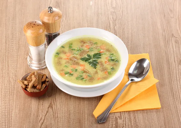 Вкусный суп на деревянном фоне — стоковое фото
