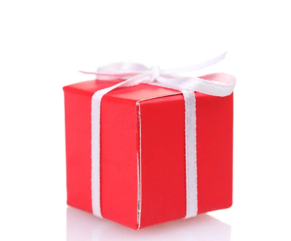 Belo presente vermelho com fita de arco isolado no branco — Fotografia de Stock
