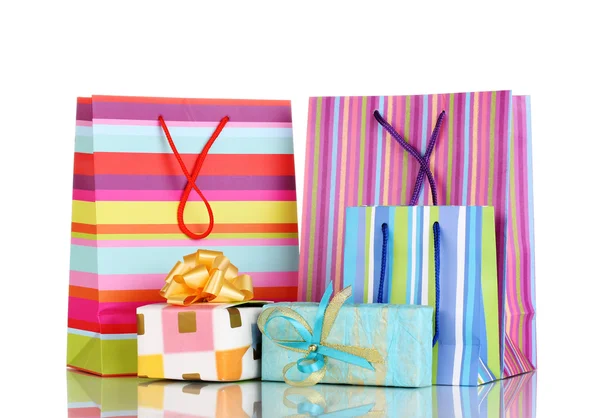 Bolsas de regalo coloridas con regalos aislados en blanco — Foto de Stock