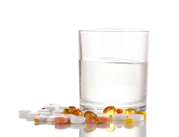Glas vatten och piller isolerad på vit — Stockfoto