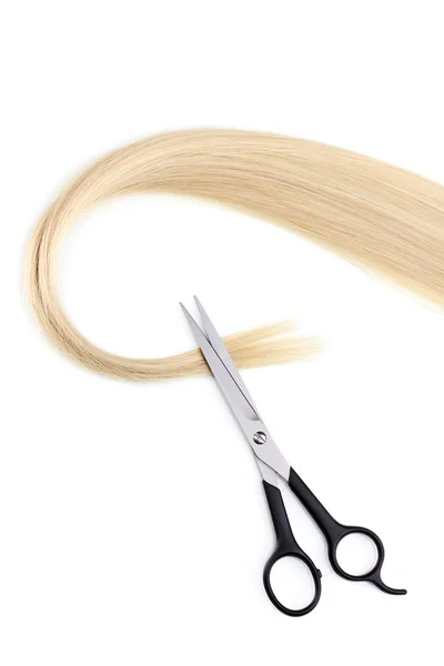 Cabelo loiro brilhante e tesouras de corte de cabelo isolado em branco — Fotografia de Stock