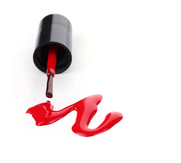 Esmalte de uñas rojo y cepillo aislado en blanco — Foto de Stock