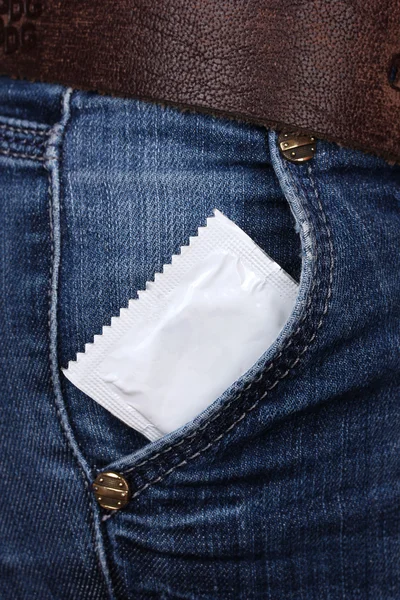 Kondom i fickan Blå jeans — Stockfoto