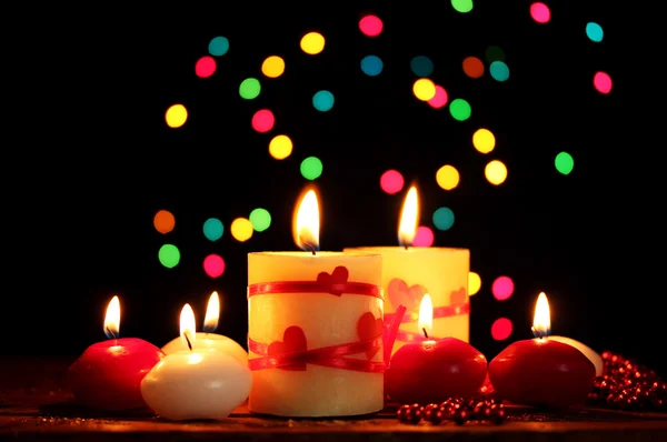 Красивые свечи на деревянном столе на ярком фоне — стоковое фото