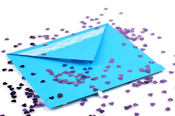 Цветной конверт и конфетти изолированы на белом — стоковое фото