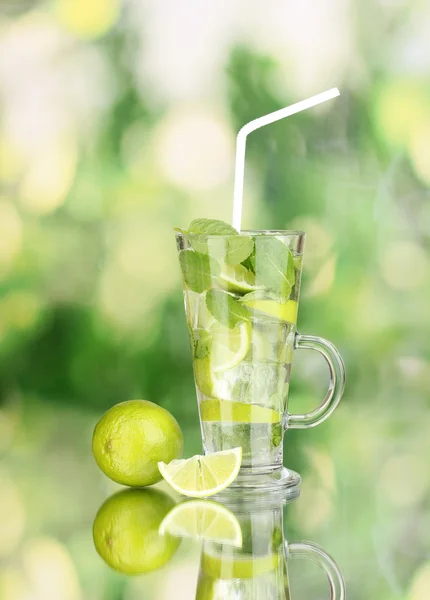 Ποτήρι κοκτέιλ με ασβέστη και μέντα πράσινο φόντο — Φωτογραφία Αρχείου