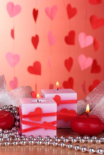 Mumlar için Sevgililer günü kırmızı zemin üzerine ahşap masa — Stok fotoğraf