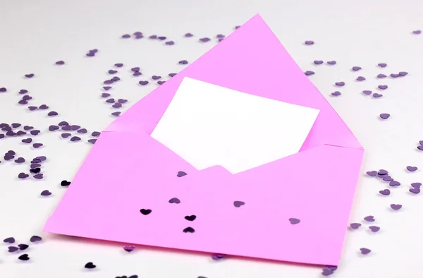 色の封筒と白で隔離される紙吹雪 — ストック写真