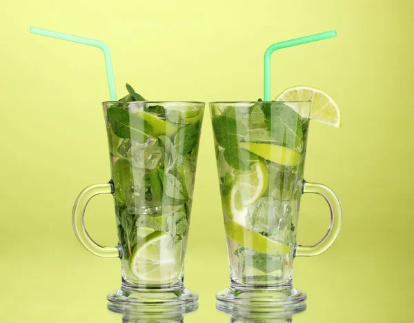 Vasos de cóctel con lima y menta sobre fondo verde —  Fotos de Stock