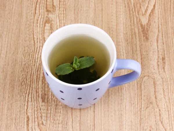 Мятный чай с мятным листом на деревянном фоне — стоковое фото