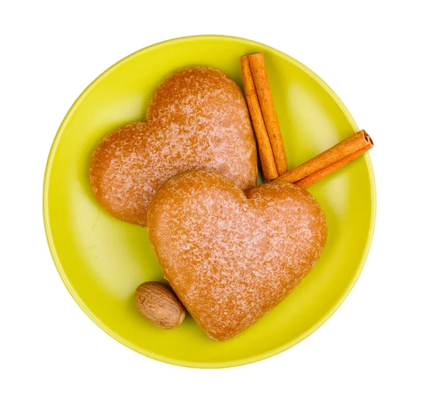 Ciasteczka w kształcie serca z cynamon i gałka muszkatołowa na talerzyk na białym tle — Zdjęcie stockowe