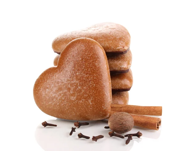 Печенье в форме сердца в стопке с корицей, мускатным орехом и гвоздикой изолированы — стоковое фото