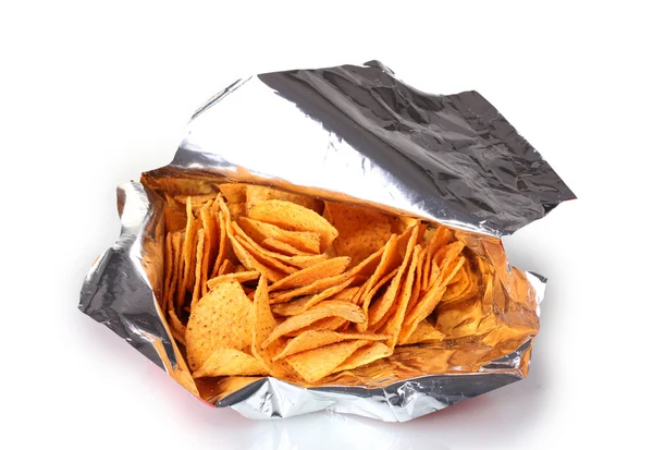 Вкусные картофельные чипсы в мешке, изолированные на белом — стоковое фото