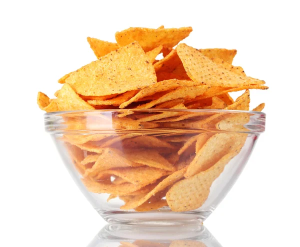 Вкусные картофельные чипсы в прозрачной миске, изолированные на белом — стоковое фото
