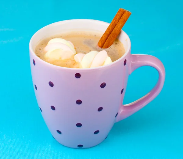 Tasse Cappucino mit Marshmallows und Zimt auf blauem Hintergrund — Stockfoto