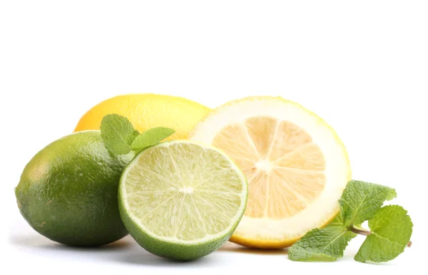 Verse limoen en citroen met munt geïsoleerd op wit — Stockfoto