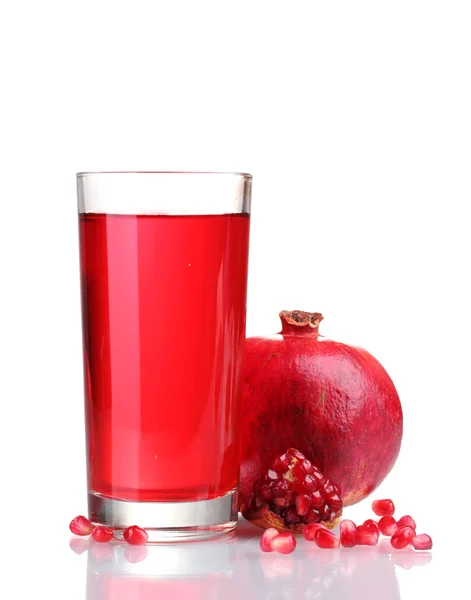 Pomergranate matang dan segelas jus terisolasi pada putih — Stok Foto