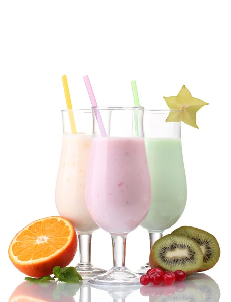 Молочные коктейли с фруктами, выделенными на белом — стоковое фото