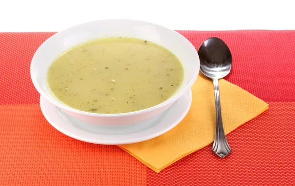 白で隔離される赤のテーブル クロスのおいしいスープ — ストック写真